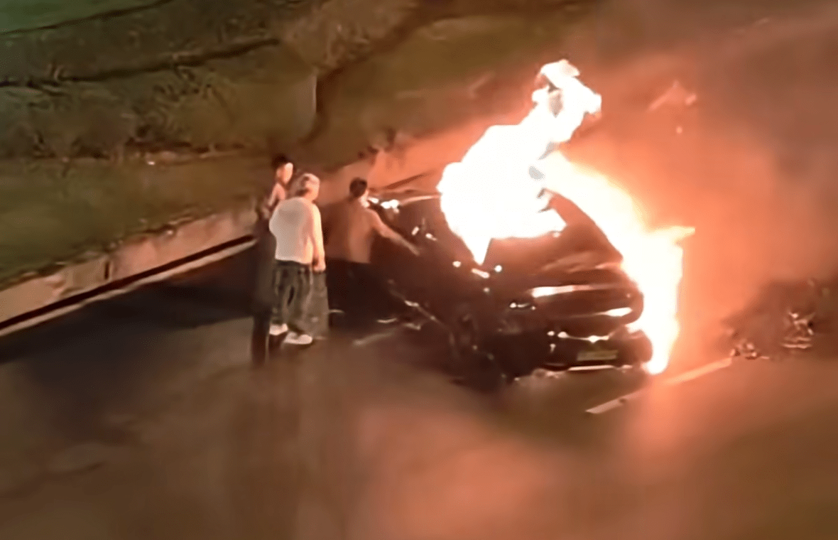 Fatal Xiaomi SU7 Crash Exposes Deadly Electronic Door Lock Flaw, Trapping Driver 5 Rescuers trying to open door of Xiaomi SU7 on fire