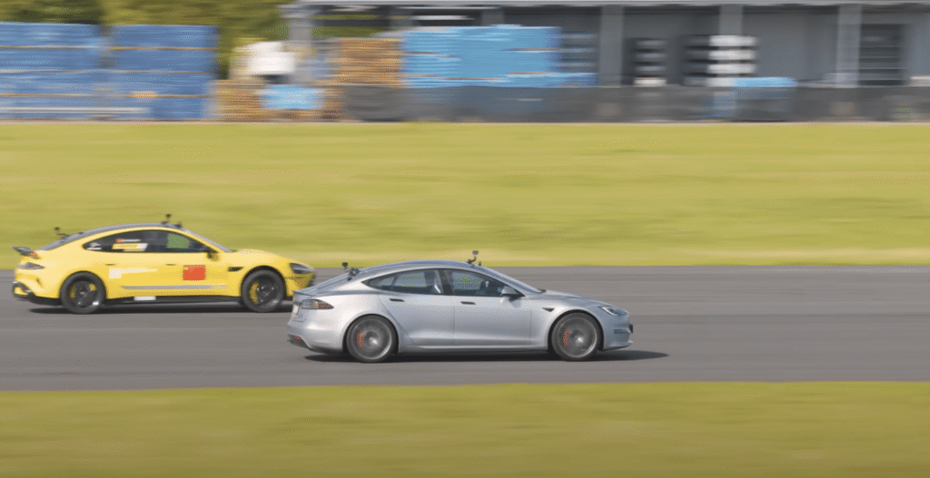 Xiaomi SU7 Ultra Beats Tesla Model S Plaid in Drag Race: A New EV Speed King? 1 Xiaomi SU7 Ultra Beats Tesla Model S