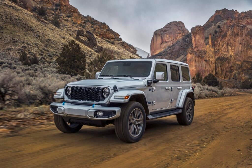 Jeep 4xe Fire Recall: Avoid Charging & Park Outside for 320,000+ Wrangler and Grand Cherokee Hybrid SUVs 1 Jeep 4xe Fire Recall